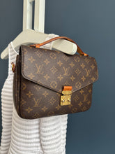 Lade das Bild in den Galerie-Viewer, LOUIS VUITTON MÉTIS OHNE SCHULTERRIEMEN