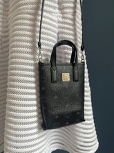 Lade das Bild in den Galerie-Viewer, MCM AREN BAG