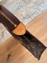 Lade das Bild in den Galerie-Viewer, LOUIS VUITTON 26 TOILETRY SUMMER TRUNK