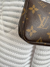 Lade das Bild in den Galerie-Viewer, LOUIS VUITTON MINI POCHETTE