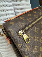 Lade das Bild in den Galerie-Viewer, LOUIS VUITTON MÉTIS ANIMAL