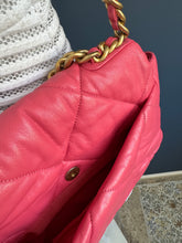 Lade das Bild in den Galerie-Viewer, CHANEL 19