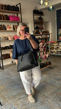 Lade das Bild in den Galerie-Viewer, LOUIS VUITTON HAND IT ALL MM MAHINA