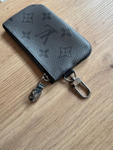 Lade das Bild in den Galerie-Viewer, LOUIS VUITTON ANHÄNGER / ETUI