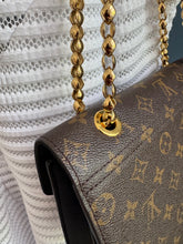 Lade das Bild in den Galerie-Viewer, LOUIS VUITTON VICTOIRE