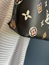 Lade das Bild in den Galerie-Viewer, LOUIS VUITTON NEVERFULL GIANT WILD AT HEART