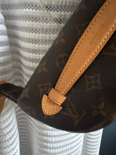 Lade das Bild in den Galerie-Viewer, LOUIS VUITTON BUMBAG