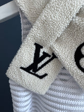 Lade das Bild in den Galerie-Viewer, LOUIS VUITTON ONLY LV MINI COMFY SCHAL