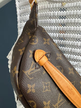 Lade das Bild in den Galerie-Viewer, LOUIS VUITTON BUMBAG
