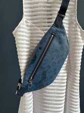 Lade das Bild in den Galerie-Viewer, LOUIS VUITTON AQUA GARDEN BUMBAG
