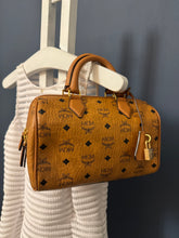 Lade das Bild in den Galerie-Viewer, MCM BOSTON BAG