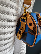 Lade das Bild in den Galerie-Viewer, LOUIS VUITTON SPEEDY 18 POP BLUE