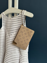 Lade das Bild in den Galerie-Viewer, LOUIS VUITTON GIROLATA GALET MAHINA