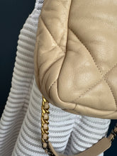 Lade das Bild in den Galerie-Viewer, CHANEL 19