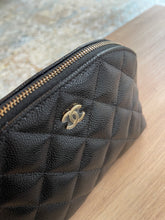 Lade das Bild in den Galerie-Viewer, CHANEL CAVIAR KOSMETIKTASCHE