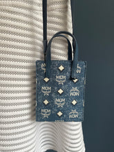 Lade das Bild in den Galerie-Viewer, MCM AREN DENIM BAG