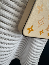 Lade das Bild in den Galerie-Viewer, LOUIS VUITTON FÉLICIE BY THE POOL