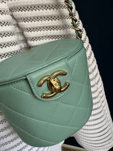 Lade das Bild in den Galerie-Viewer, CHANEL VANITY CASE