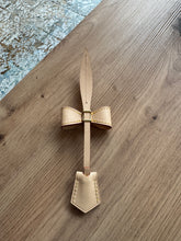 Lade das Bild in den Galerie-Viewer, LOUIS VUITTON ANHÄNGER INKL. SCHLÜSSEL