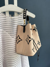 Lade das Bild in den Galerie-Viewer, LOUIS VUITTON NÉONOÉ CRAFTY