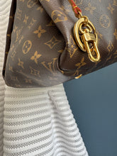 Lade das Bild in den Galerie-Viewer, LOUIS VUITTON ARTSY MM