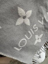 Lade das Bild in den Galerie-Viewer, LOUIS VUITTON ESSENTIAL SCHAL
