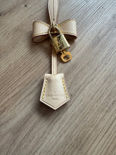 Lade das Bild in den Galerie-Viewer, LOUIS VUITTON ANHÄNGER INKL. SCHLÜSSEL