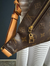 Lade das Bild in den Galerie-Viewer, LOUIS VUITTON BUMBAG