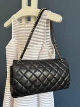 Lade das Bild in den Galerie-Viewer, CHANEL LADY PEARLY FLAP BAG