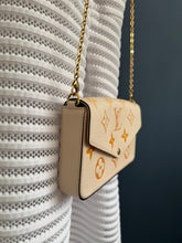 Lade das Bild in den Galerie-Viewer, LOUIS VUITTON FÉLICIE BY THE POOL