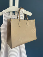 Lade das Bild in den Galerie-Viewer, LOUIS VUITTON ONTHEGO MM EMPREINTE