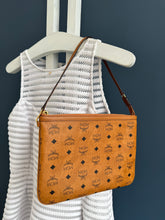 Lade das Bild in den Galerie-Viewer, MCM CLUTCH