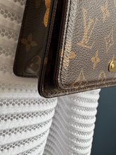 Lade das Bild in den Galerie-Viewer, LOUIS VUITTON LILY WOC