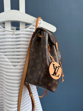 Lade das Bild in den Galerie-Viewer, LOUIS VUITTON MONTSOURIS PM
