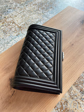 Lade das Bild in den Galerie-Viewer, CHANEL BOY FRAME CLUTCH