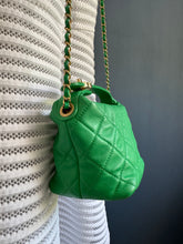Lade das Bild in den Galerie-Viewer, CHANEL 19 HOBO BAG