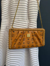 Lade das Bild in den Galerie-Viewer, MCM CLUTCH