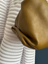 Lade das Bild in den Galerie-Viewer, BOTTEGA VENETA CHAIN POUCH
