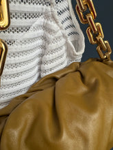 Lade das Bild in den Galerie-Viewer, BOTTEGA VENETA CHAIN POUCH