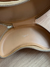 Lade das Bild in den Galerie-Viewer, LOUIS VUITTON CROISSANT ANHÄNGER