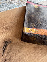 Lade das Bild in den Galerie-Viewer, LOUIS VUITTON 26 TOILETRY SUMMER TRUNK