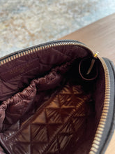 Lade das Bild in den Galerie-Viewer, CHANEL CAVIAR KOSMETIKTASCHE