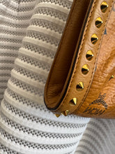 Lade das Bild in den Galerie-Viewer, MCM CLUTCH
