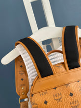Lade das Bild in den Galerie-Viewer, MCM STARK LARGE RUCKSACK