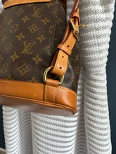 Lade das Bild in den Galerie-Viewer, LOUIS VUITTON MONTSOURIS MM