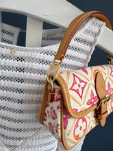 Lade das Bild in den Galerie-Viewer, LOUIS VUITTON NANO DIANE BY THE POOL CORAL