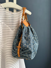 Lade das Bild in den Galerie-Viewer, LOUIS VUITTON MAHINA XL DENIM