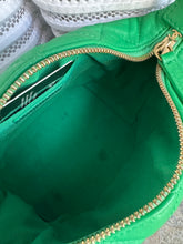 Lade das Bild in den Galerie-Viewer, CHANEL 19 HOBO BAG