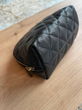 Lade das Bild in den Galerie-Viewer, CHANEL CAVIAR KOSMETIKTASCHE