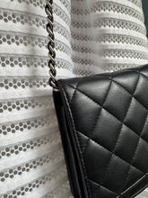 Lade das Bild in den Galerie-Viewer, CHANEL WOC